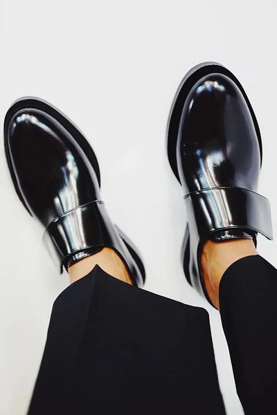 TARA | Elegant shiny loafers with a strap for an impeccable style